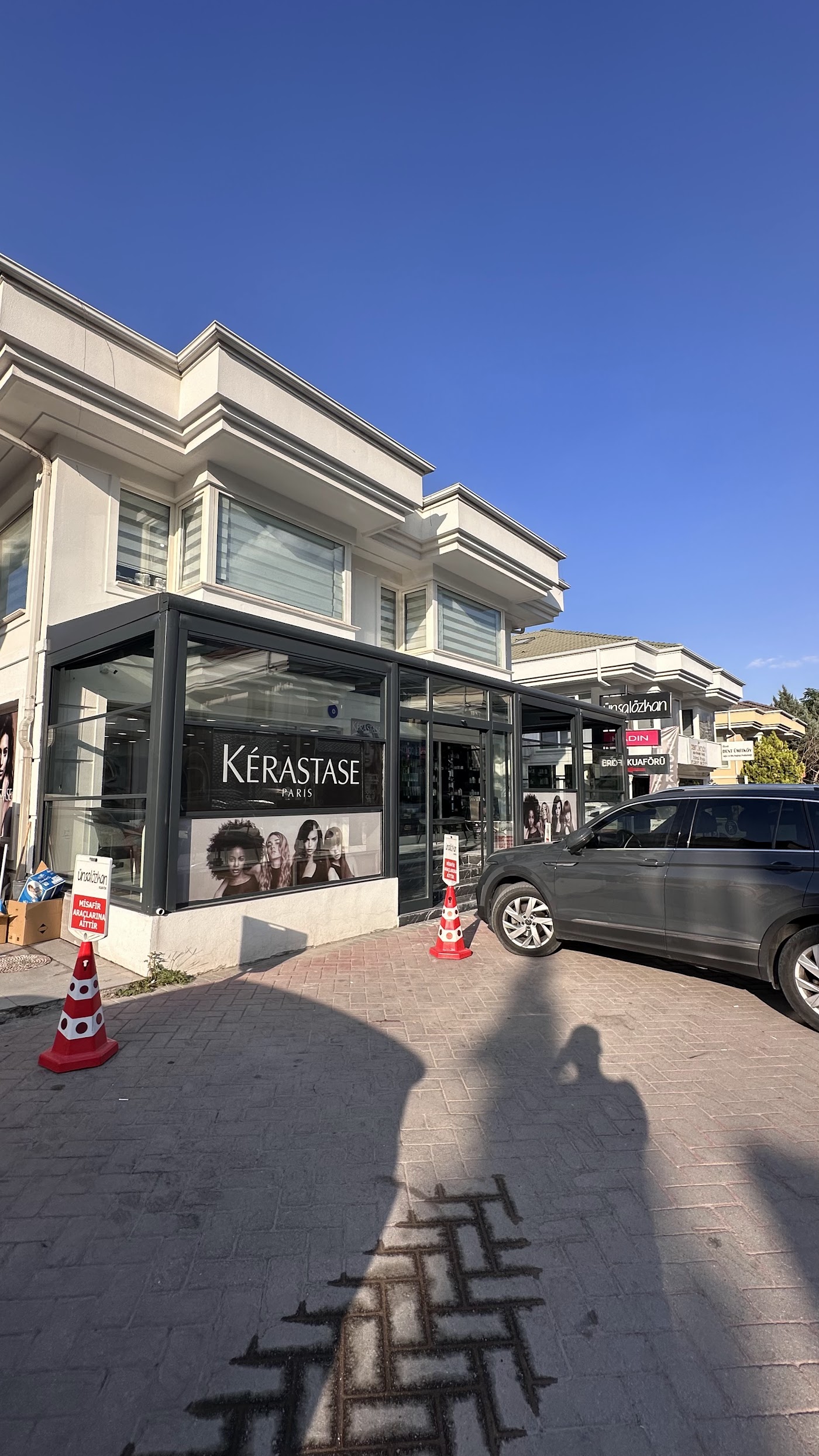 Ünsal Özkan Kuaför Ümitköy dış cephe ve Kérastase vitrini