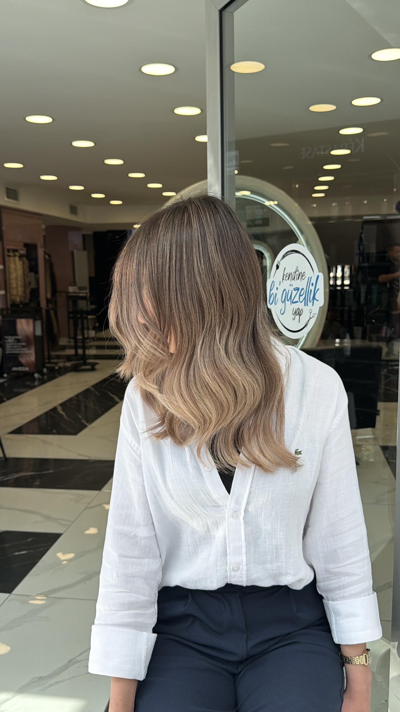 Ünsal Özkan salon içi — aydınlık, mermer zeminli modern kuaför