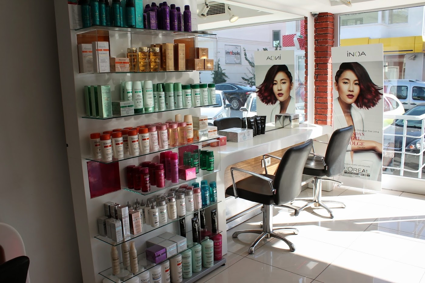 Kérastase ve L'Oréal profesyonel saç bakım ürünleri rafı